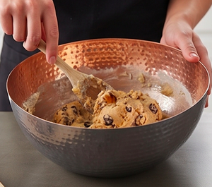 Bol mélangeur haut de gamme en cuivre martelé à l'intérieur, au design élégant, idéal pour la cuisine domestique et la présentation de table raffinée. - Product Image 3
