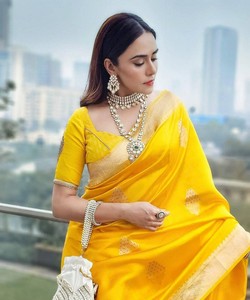 Sari de Seda Amarillo, Traje Tradicional Indio para Bodas, con Borde Zari y Bordado para Mujer - Product Image 2