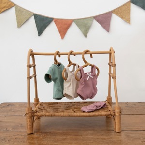 Porte-vêtements pour poupées en rotin naturel de qualité supérieure, fabriqué à la main, pour poupées bébés, jouets pour jeux d'imitation pour enfants - Product Image 6