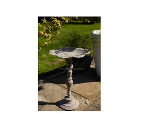 Bain d'oiseaux artistique en métal, pièce décorative de jardin, construction robuste, revêtement résistant à la rouille, idéal pour embellir l'extérieur et attirer les oiseaux. - Product Image 1