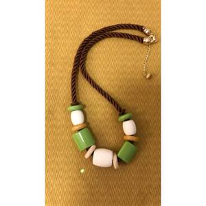 Collier ethnique traditionnel en résine et bois, accessoire de mode en cristal pour tenues - Product Image 6
