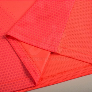 Camiseta y pantalones cortos de fútbol hechos con tela de alto rendimiento diseñada para mejorar el flujo de aire y máxima comodidad del jugador. - Product Image 4