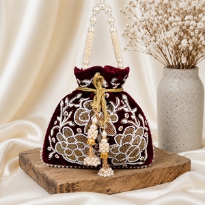 Sac Potli brodé floral avec pompons perlés, pochette cadeau artisanale pour mariage et fêtes - Product Image 5