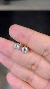 Pendientes Clásicos Solitaire – Corte Redondo VVS Moissanite, Plata 925 con Baño de Rodio - Product Image 2