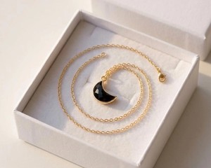 Collar con Colgante de Luna Creciente de Ónix Negro Hecho a Mano, Chapado en Platino, Joyería de Piedras Preciosas Celestiales, Regalo para Mujer, Boda - Product Image 1