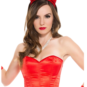 Robe moulante de soirée en satin rouge avec décolleté cœur, collier en strass et gants - Product Image 3