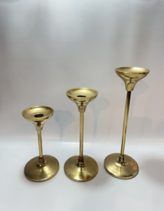 Ensemble de 2 bougeoirs modernes en laiton doré et aluminium, avec base en dôme et coupelle en forme de tulipe, pour bougies coniques, décoration de table minimaliste - Product Image 6