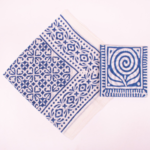 Écharpe carrée en coton écologique à motifs géométriques bleus et blancs, motif ethnique, durable, bandana unisexe - Product Image 1