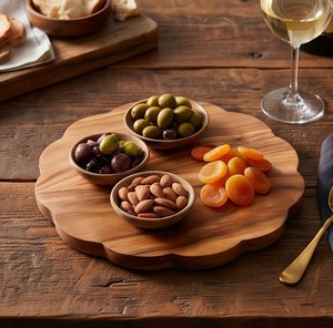 Tabla de cortar redonda rústica de madera con borde festoneado de veta natural, tabla para picar y bandeja para servir - Product Image 2