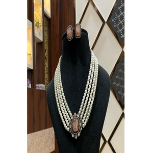 Ensemble collier et boucles d'oreilles en laiton plaqué or de qualité supérieure, orné de perles et de pierres Kundan, idéal pour les mariages et les soirées. - Product Image 1