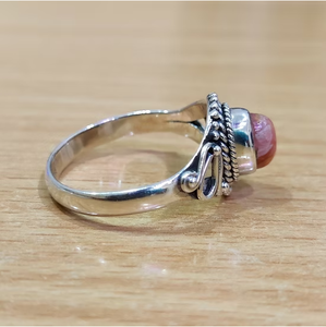 Anillo de Rodocrosita en Plata 925 Antideslustre (3.7 Gramos), Joyería Hecha a Mano con Marco de Estilo Vintage - Product Image 3