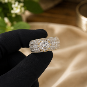 แหวนมอสซาไนต์ทรงกลมประดับเพชรตรงกลาง ชุบทองคำขาว 14K แหวนวันครบรอบสำหรับผู้หญิง ทรงบาแกตต์ ประดับเพชรแบบวงแหวน แหวนหมั้น - Product Image 3