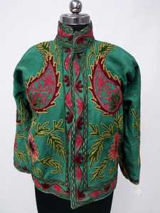เสื้อแจ็คเก็ตกำมะหยี่สีเขียวมรกตปักลายดอกไม้สไตล์วินเทจเป็นมิตรกับสิ่งแวดล้อมสำหรับผู้หญิง คอตั้ง แต่งลายปักแบบเปิด แนวลำลองสไตล์โบฮีเมียน - Product Image 3