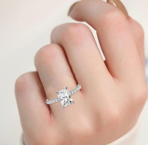 Bague de fiançailles de luxe classique en or rose 10 carats avec diamant solitaire de laboratoire taille radiant et taille rond de 2,42 carats au total - Product Image 3