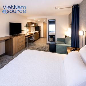 เฟอร์นิเจอร์แบบสั่งทำพิเศษสำหรับโรงแรมโฮมทู ซูทส์ ที่มีตู้เก็บของในห้องนอน ชุดอุปกรณ์สื่อสาร และตู้ครัวจากโรงงาน - Product Image 6