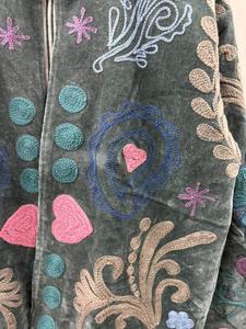 Veste noire Suzani avec broderie en forme de cœur, manteau en velours, veste bohème tendance, veste Suzani tendance, look Thanksgiving, tenue de mariage, cadeau pour elle - Product Image 2
