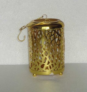 Lanterne à bougie en métal cuivre, forme cylindrique, motif floral géométrique découpé, poignée en fil métallique, décoration de centre de table - Product Image 2