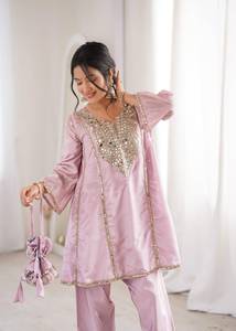 Conjunto de Seda Rosa Pastel, Kurta con Bordado de Espejo y Pantalón a Juego, Elegante Traje Festivo para Bodas y Fiestas - Product Image 3
