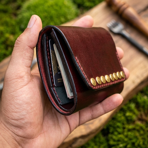 Portefeuille court à trois volets en cuir véritable Crazy Horse, écologique, 4 pouces, antivol, avec fermeture à bouton, motif vintage et rivets - Product Image 2