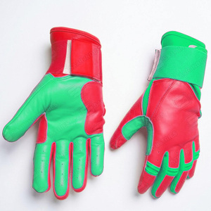 Gants de frappe en cuir rouge et vert SAAR INDUSTRIES pour droitiers, unisexe adulte, fermeture auto-agrippante, entraînement, durables, haute qualité, personnalisables - Product Image 1
