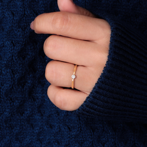 Anillo de Compromiso de Oro Sólido para Mujer con Diamante de Laboratorio de Corte Redondo de 0.20 CT, Minimalista/Pequeño - Product Image 1