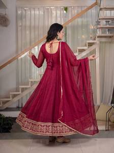 ชุดเดรส Anarkali สีแดงเลือดหมูลายดอกไม้ สำหรับฤดูร้อน แบบพรีเมียม OEM ราคาโรงงาน ชุดอินเดียดั้งเดิมสำเร็จรูปทรงกระโปรงบาน - Product Image 2