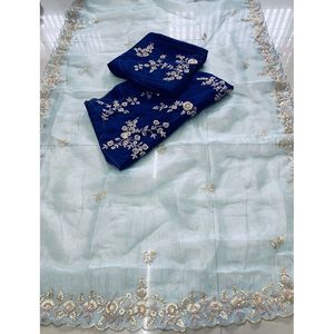 Sari de Diseñador Hermoso en Organza de Seda 100% Suave, Color Azul Cielo - Product Image 2