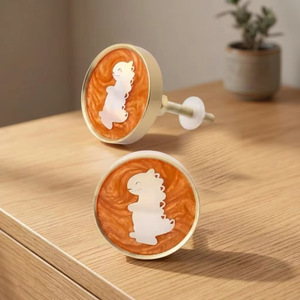 Bouton de meuble en laiton motif dinosaure bébé, en résine orange, moderne, écologique, réglable, multifonctionnel pour tiroir de cuisine, commode et armoire - Product Image 1