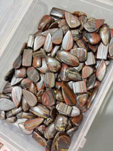 Cabujones de Ojo de Tigre Natural, Corte Pera, Tamaños Variados, Formas Mixtas, Pulidos, en Rojo, Dorado y Negro, Lote de Piedras Preciosas para Joyería - Product Image 2