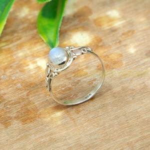 Anillo Hecho a Mano de Plata de Ley 925 con Piedra Lunar Arcoíris Natural |   Anillo con Gema Cabujón Engastada en Bisel |   Joyería de Plata para Mujer - Product Image 3
