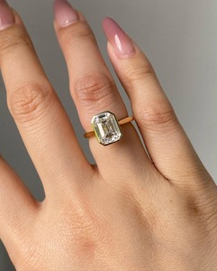 Bague de fiançailles pour femme en or massif 14 carats, sertie d'un diamant de laboratoire taille émeraude 5 carats, style tulipe, monture solitaire sertie clos - Product Image 4
