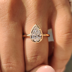 Anillo de Diamante Corte Pera Premium con Engaste de Puntas Tipo Bisel, Oro de 10KT, 14KT, 18KT, Joyería Nupcial de Laboratorio, Proveedor Mayorista en Línea - Product Image 3