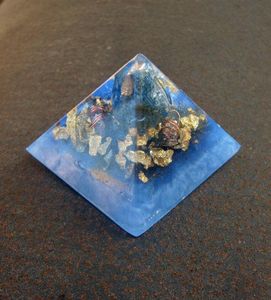 Pyramide d'orgonite d'agate turquoise en cristal naturel de haute qualité avec pendentifs d'orgone énergétique aux pyramides d'orgone en cristal en gros - Product Image 4