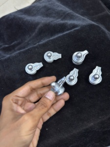 Un Shivling es un símbolo sagrado del Dios Shiva hecho de mercurio solidificado y purificado. - Product Image 3