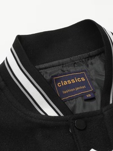 Chaqueta Varsity Negra para Hombre OEM con Mangas Grises, Letras Bordadas, Parche con Logotipo, Estilo Urbano, Transpirable, Ecológica, 100% Algodón - Product Image 3