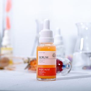 Sérum Liquide Anti-âge et Correcteur de <span class=keywords><strong>Taches</strong></span> <span class=keywords><strong>Brunes</strong></span> à l'Arbutine, Acide Kojique, Acide Hyaluronique et Vitamine C 30ml Marque Blanche - Exfoliant Cutané - Product Image 2