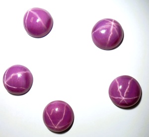 Rubis étoilé rond 12x12 mm 9 carats, cabochon poli créé en laboratoire avec effet étoile à 6 branches pour la fabrication de bijoux - Product Image 6