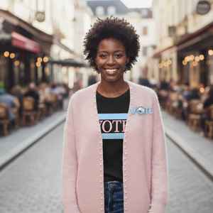 Pin de solapa Jack and Jill Blue Vote con adorno de perlas, broche de campaña, accesorio electoral llamativo - Product Image 2