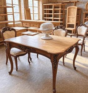 Juego de Comedor de Lujo de Estilo Victoriano Hecho a Mano con Mesa para 4 Personas y Sillas Talladas Ornamentadas con Acabado en Madera Natural - Product Image 1