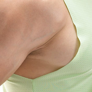 เสื้อกล้ามผู้ชายแบบสั่งทำ OEM สำหรับฤดูร้อน เป็นมิตรกับสิ่งแวดล้อม แห้งเร็ว ระบายอากาศได้ดี ผลิตจากโพลีเอสเตอร์/คอตตอน เหมาะสำหรับใส่ลำลอง ออกกำลังกาย และเล่นกีฬา - Product Image 4