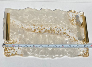 Plateau de service décoratif en résine blanche avec agate géode et pierre de lune, poignées modernes en barres dorées, couleurs disponibles, contactez-nous pour plus d'informations - Product Image 3