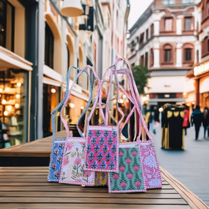 Sac à bandoulière bohème multicolore de petite taille, en tissu de coton, fait à la main, imprimé à la main, respectueux de l'environnement, style étui intégral - Product Image 1