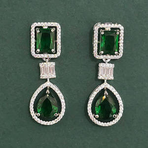 Boucles d'oreilles pendantes Kanhai Jewels pour femme avec zircon taille princesse, base en laiton plaqué rhodium - Fabriqué au Maharashtra Modèle 443967 - Product Image 3