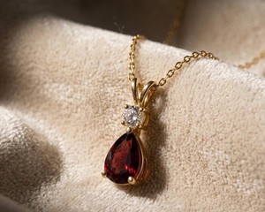 Collier pendentif goutte d'eau grenat rouge fait main en platine avec placage or 14 carats, bijou de luxe protecteur et apaisant, cadeau pour femme - Product Image 3