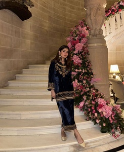 Tissu en velours Chanderi de viscose pure au toucher doux, broderie fantaisie, Salwar Kameez riche, idéal pour les fêtes estivales, infroissable - Product Image 1