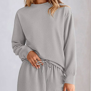 Ensemble de salon élégant et neuf, parfait pour les tenues décontractées et la relaxation, avec des matériaux respirants et confortables. Ensemble de salon pour femmes. - Product Image 5