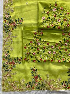 Sari de organza verde de lujo con bordado floral, sari indio de diseñador para mujer con blusa, colección para bodas y fiestas. - Product Image 3