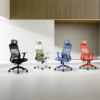 Chaise de bureau moderne et colorée à dossier haut en maille avec appui-tête, siège rembourré, cadre à dossier croisé et base à cinq branches pour espaces de travail.