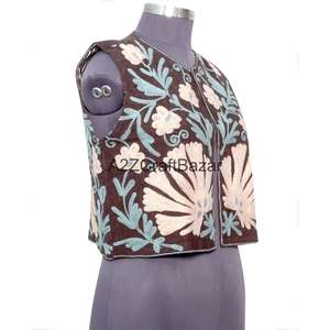 เสื้อแจ็คเก็ตผ้าฝ้ายพิมพ์ลายดอกไม้สไตล์วินเทจสำหรับผู้หญิงจาก A2ZCraftBazar ผ้าระบายอากาศดี มีโลโก้ด้านหลัง แขนสั้น - Product Image 3