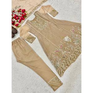 Ensemble de vêtements de fête pour femmes de designer avec travail de séquence de broderie - Product Image 1